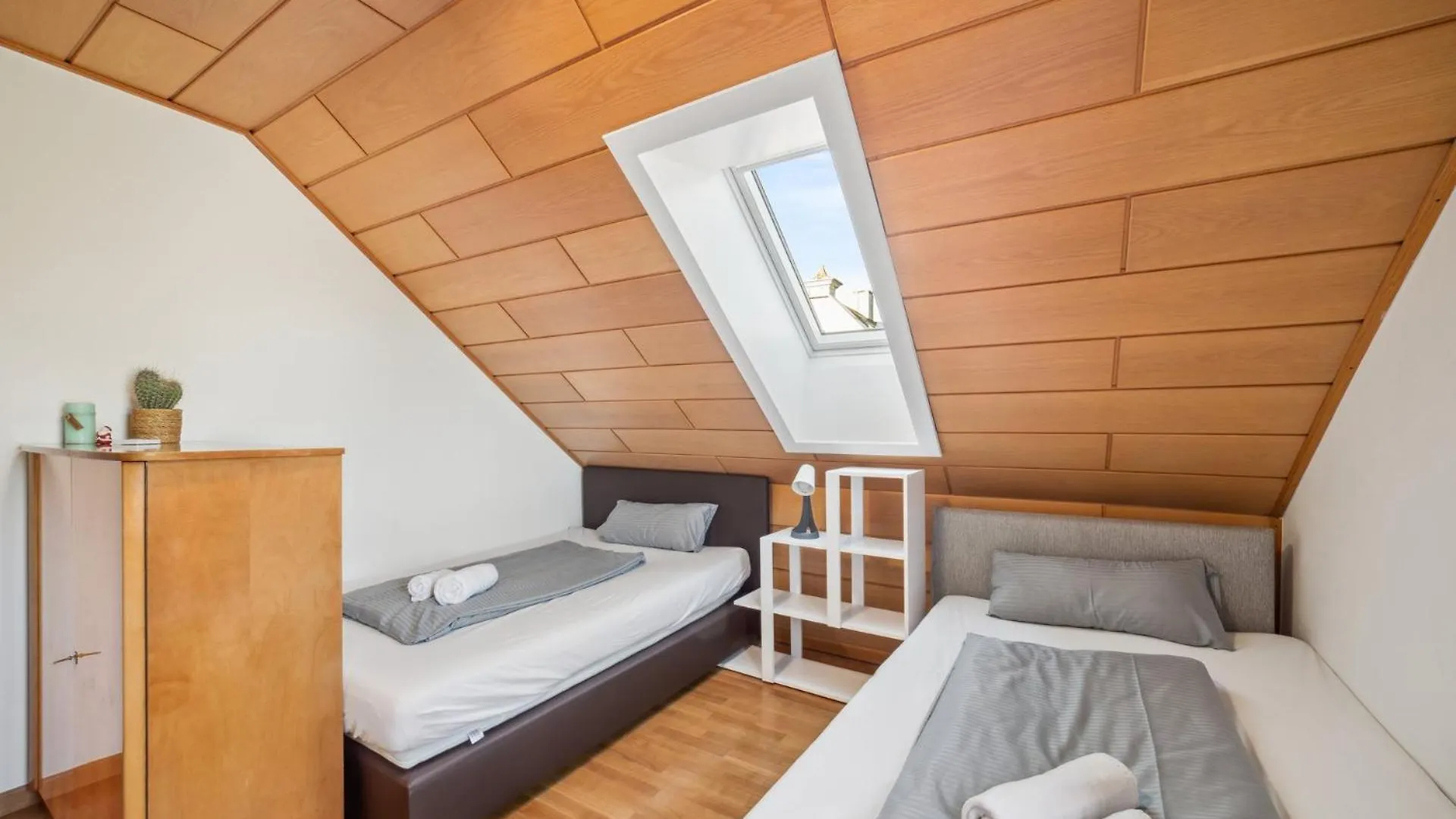 Sali Homes K39 Monte-Carlo -Spacious 6-Bedroom Apartment With Terrace And Garden Views In Bayreuth Ideal For Groups 0*,  Germany